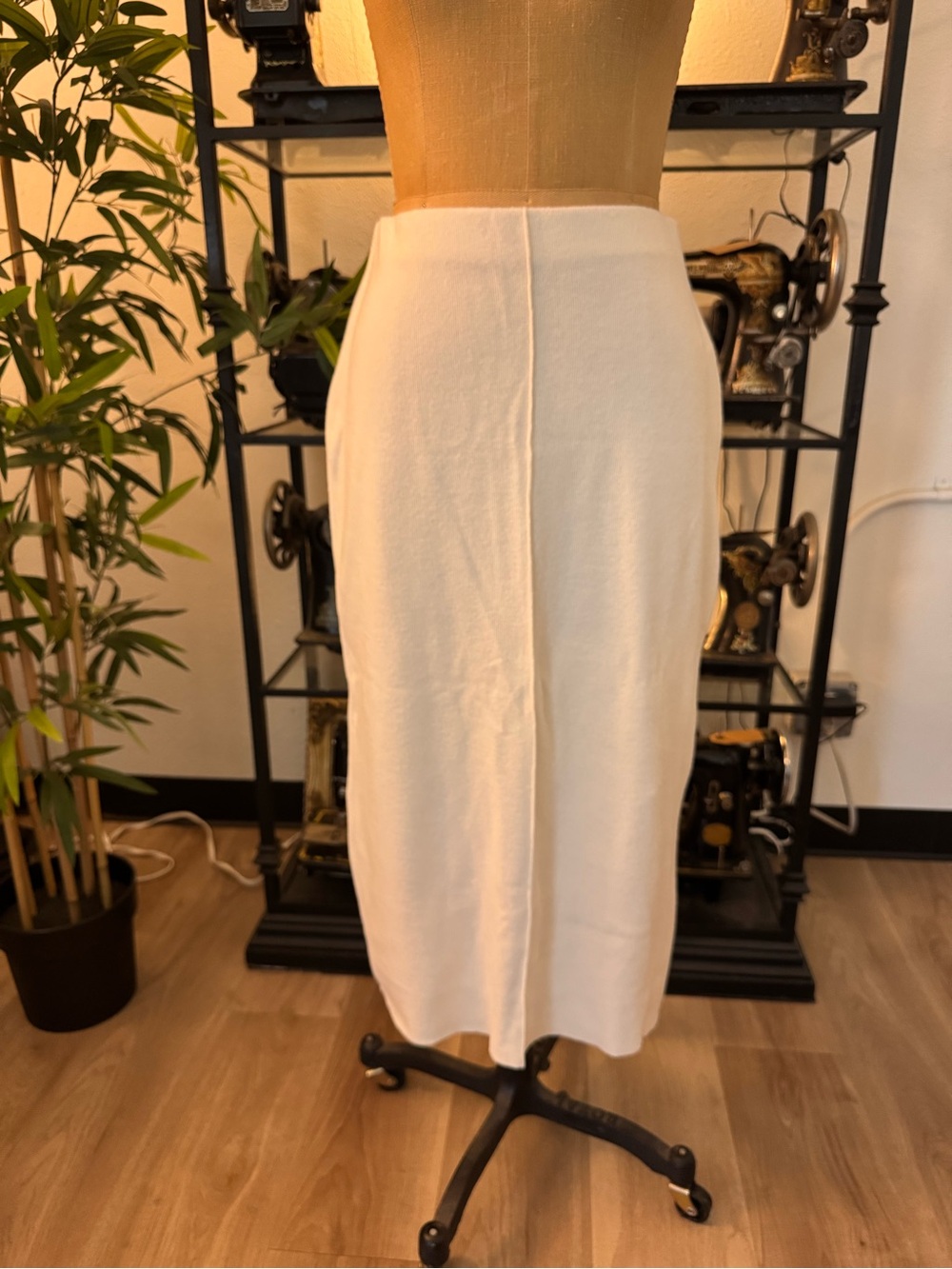 Zara Cream Midi Pencil Skirt - Clean Straight Silhouette